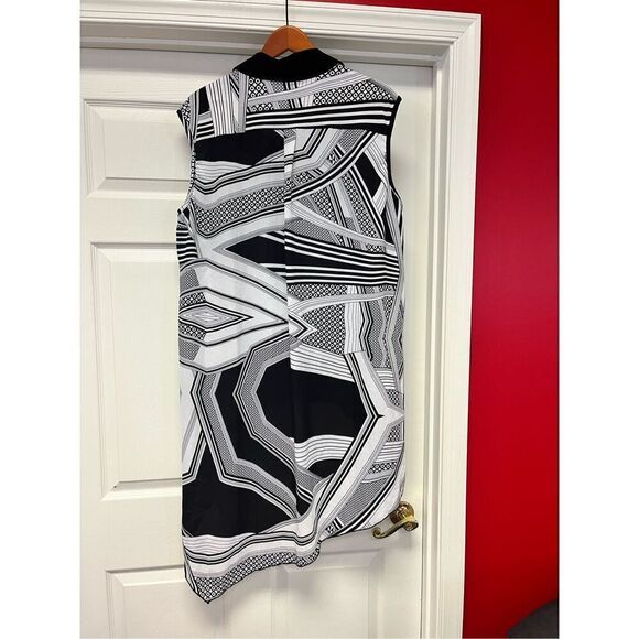 Avenue Black & White Geometric Assymetrical Button Down Duster Top sz 22/24 NWOT - Picture 6 of 7